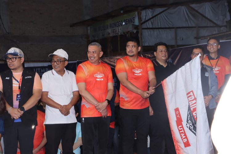 Gubernur Sumatera Utara Bersama Bupati Samosir Lepas Peserta Lomba 100K Trail of The Kings 2026 Gubernur Sumatera Utara Bersama Bupati Samosir Lepas Peserta Lomba 100K Trail of The Kings 2026