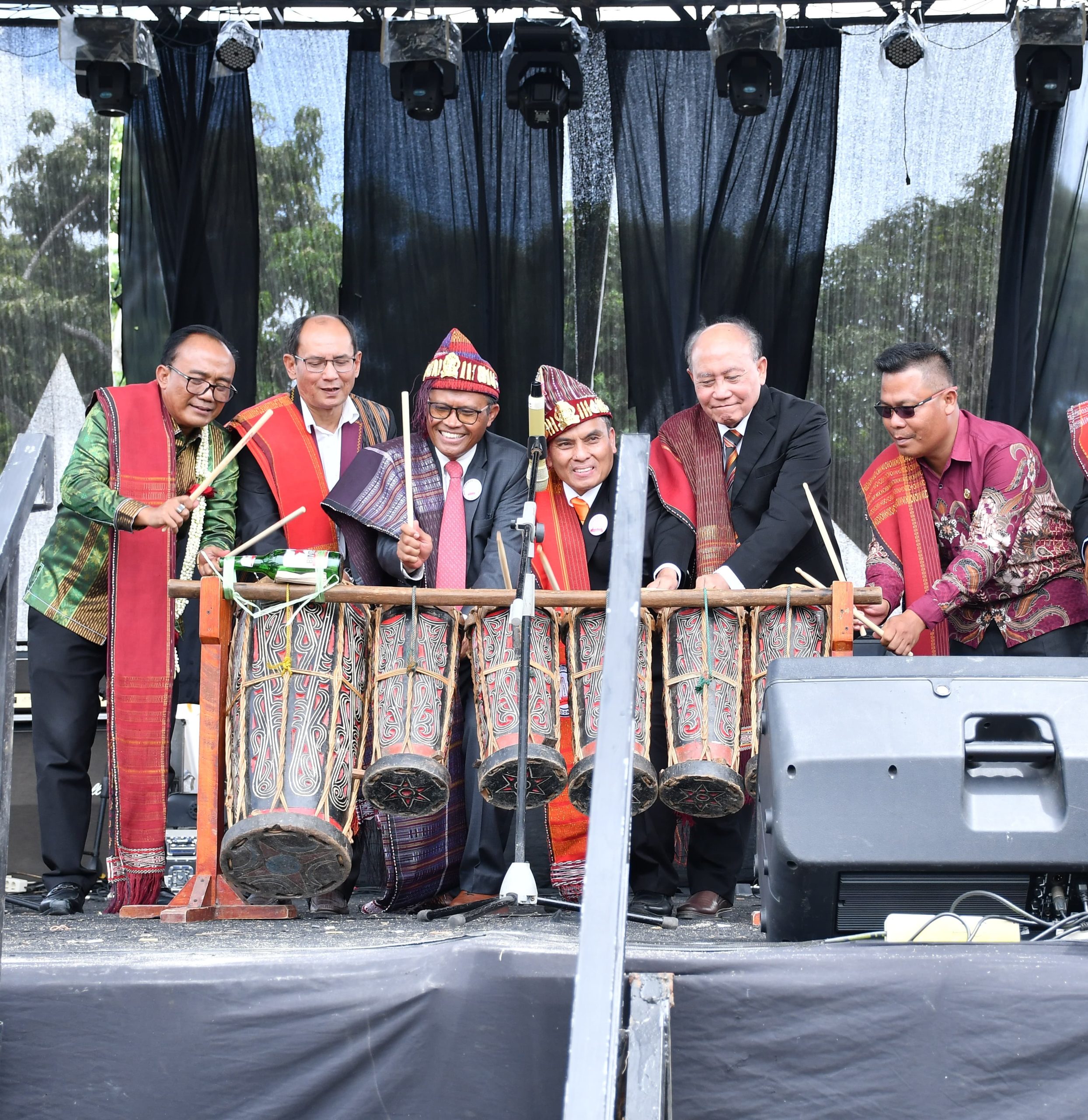 Wabup Samosir Ajak Pomparan Toga Samosir Berkontribusi Membangun Bona Pasogit, Pesta Bolon PTSBI Gaungkan Persatuan dan Pelestarian Budaya Batak