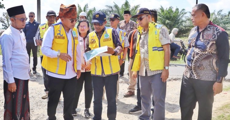 Anton Achmad Saragih Buktikan Komitmen, Ujung Padang Dapat Kucuran Infrastruktur Hampir Rp40 Miliar Anton Achmad Saragih Buktikan Komitmen, Ujung Padang Dapat Kucuran Infrastruktur Hampir Rp40 Miliar