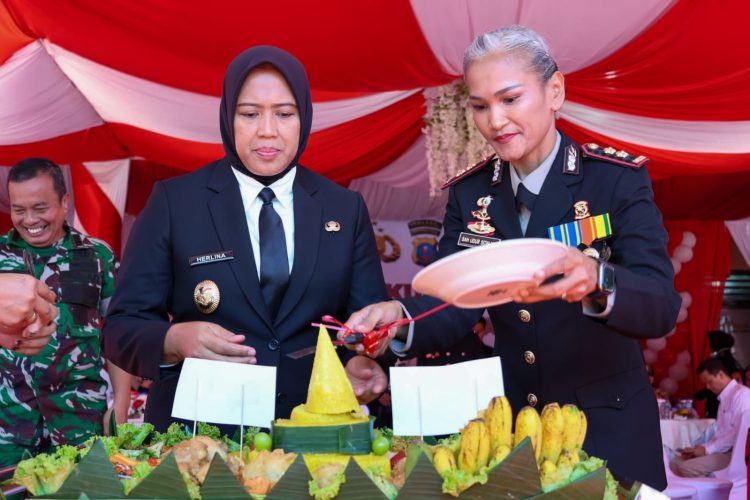 Wali Kota Diwakili Wakil Wali Kota Herlina mengikuti upacara Peringatan Hari Bhayangkara ke-80 Konsep Otomatis