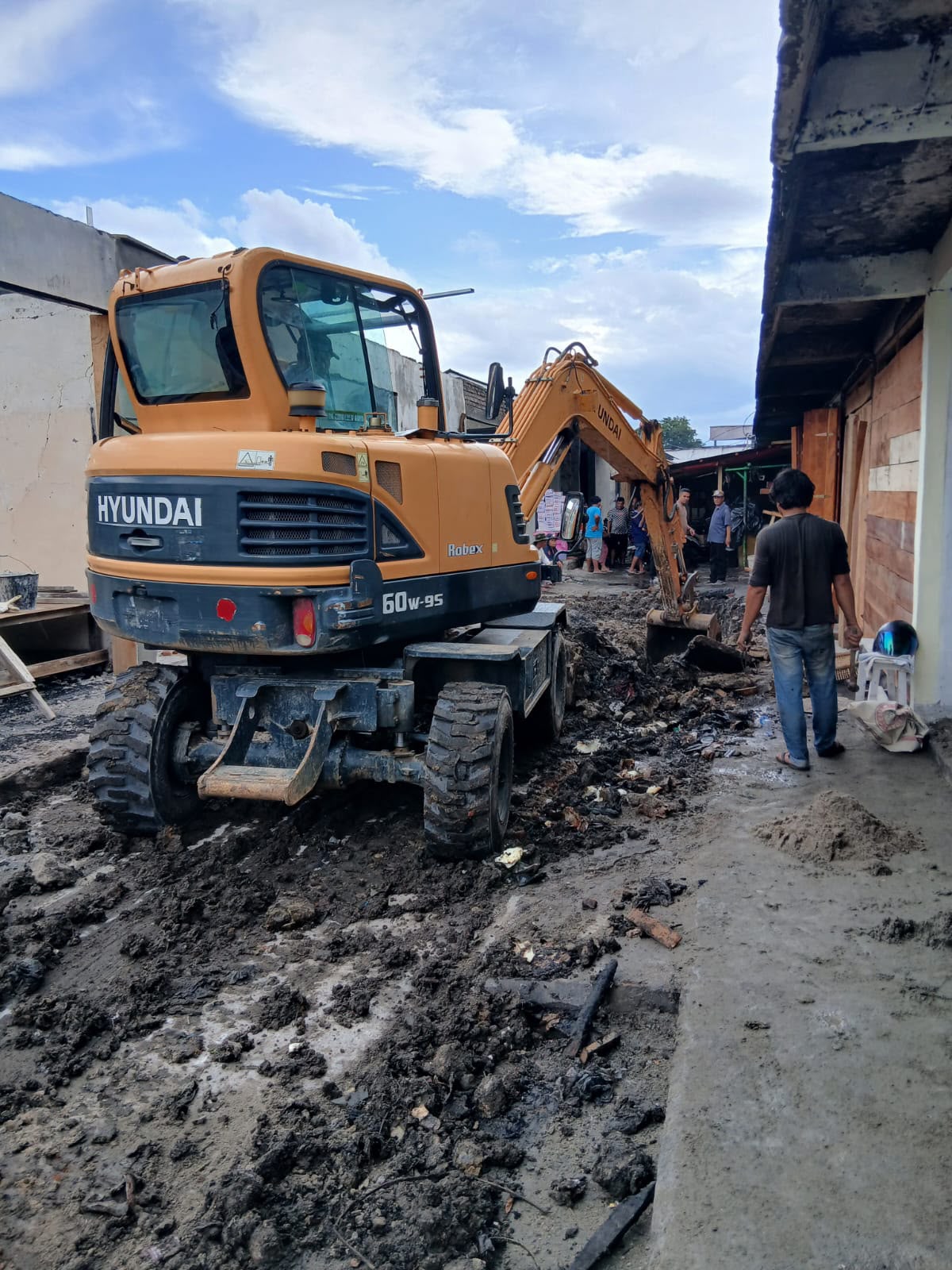 Penanganan Pasar Dwikora Pasca Terbakar; Bantuan Tahap 1 Sudah Disalurkan, Proses Pembangunan Area Kios Dipersiapkan