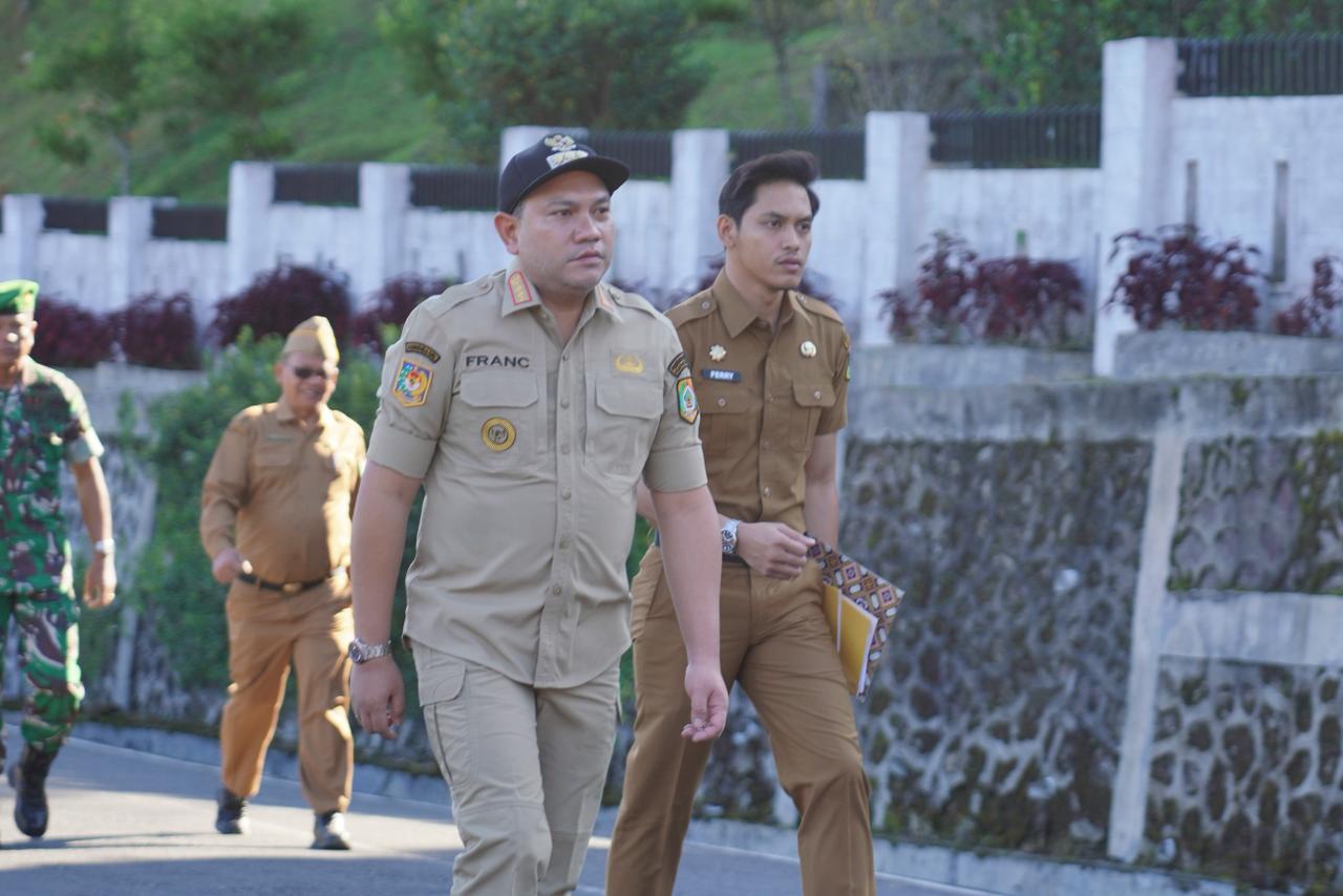 Bupati Pakpak Bharat Franc Bernhard Tumanggor Pimpin Apel Gabungan Awal Bulan Juli Bupati Pakpak Bharat Franc Bernhard Tumanggor Pimpin Apel Gabungan Awal Bulan Juli