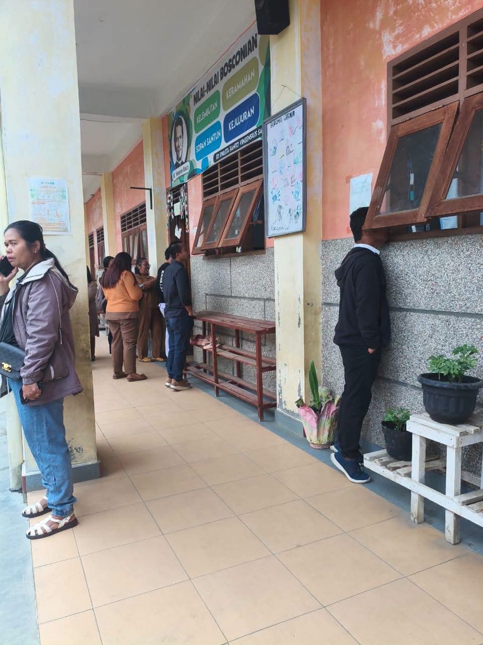 Keseruan Para Ayah Antar Buah Hati Hari Pertama Masuk Sekolah Keseruan Para ayah Antar Buah Hati Hari Pertama Masuk Sekolah