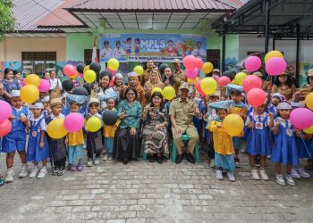 Bunda PAUD Kota Pematangsiantar Ny Liswati Wesly Silalahi Hadiri Pembukaan  MPLS di UPTD TK Pembina Negeri 2