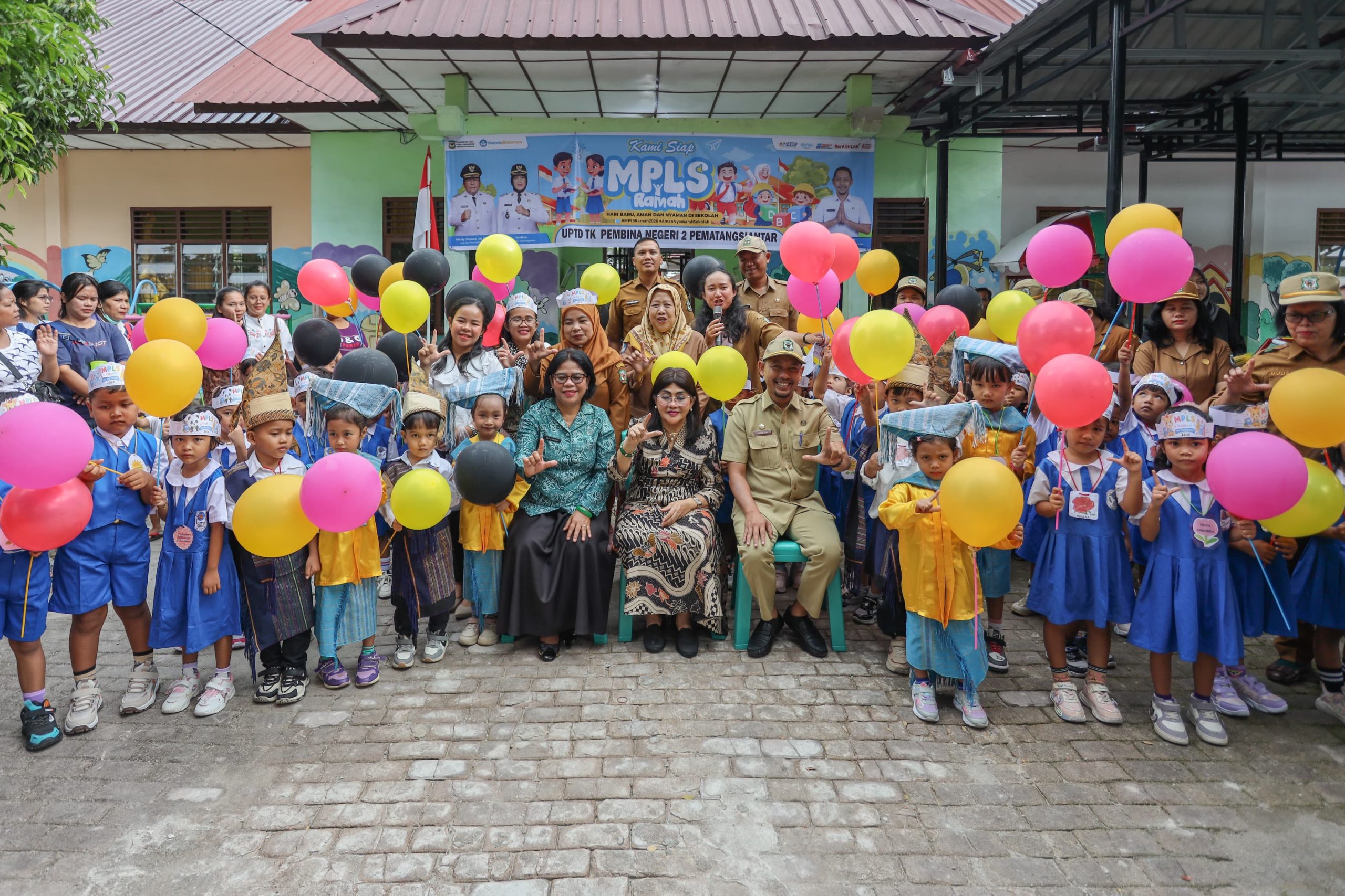 Bunda PAUD Kota Pematangsiantar Ny Liswati Wesly Silalahi Hadiri Pembukaan MPLS di UPTD TK Pembina Negeri 2 Bunda PAUD Kota Pematangsiantar Ny Liswati Wesly Silalahi Hadiri Pembukaan MPLS di UPTD TK Pembina Negeri 2