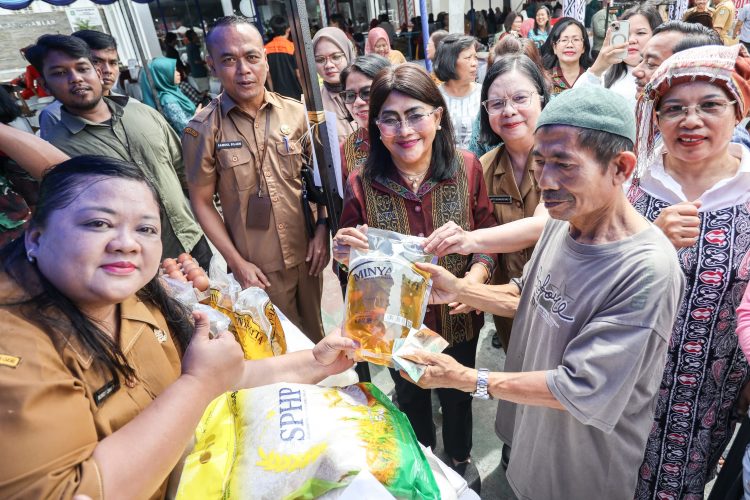 Wali Kota Diwakili Staf Ahli Bidang Pembangunan dan Ketua Dekranasda Kota Pematangsiantar Membuka UMKM Siantar Expo Tahun 2026 Wali Kota Diwakili Staf Ahli Bidang Pembangunan dan Ketua Dekranasda Kota Pematangsiantar Membuka UMKM Siantar Expo Tahun 2026