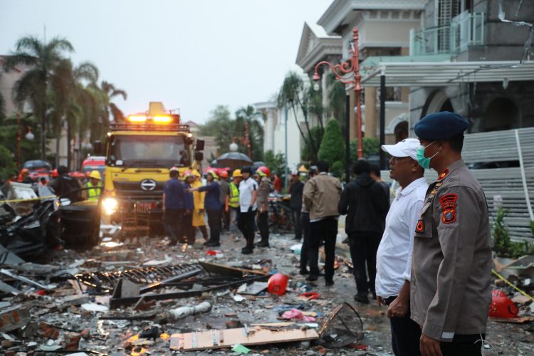 Brimob Polda Sumut Kerahkan Puluhan Personel Tim Jibom, KBR Detasemen Gegana dan Tim SAR Batalyon A Pelopor Tangani Ledakan di Kompleks Grand Polonia Medan Brimob Polda Sumut Kerahkan Puluhan Personel Tim Jibom, KBR Detasemen Gegana dan Tim SAR Batalyon A Pelopor Tangani Ledakan di Kompleks Grand Polonia Medan