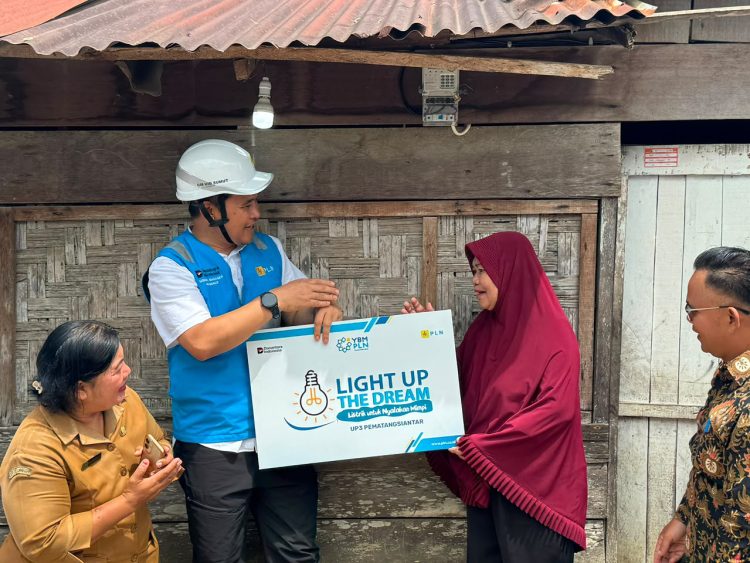 PLN UP3 Pematangsiantar Hadirkan Terang dan Kepedulian, GM PLN UID Sumut Nyalakan 13 Sambungan Listrik Gratis dan Salurkan Bantuan Xtra Care PLN UP3 Pematangsiantar Hadirkan Terang dan Kepedulian, GM PLN UID Sumut Nyalakan 13 Sambungan Listrik Gratis dan Salurkan Bantuan Xtra Care