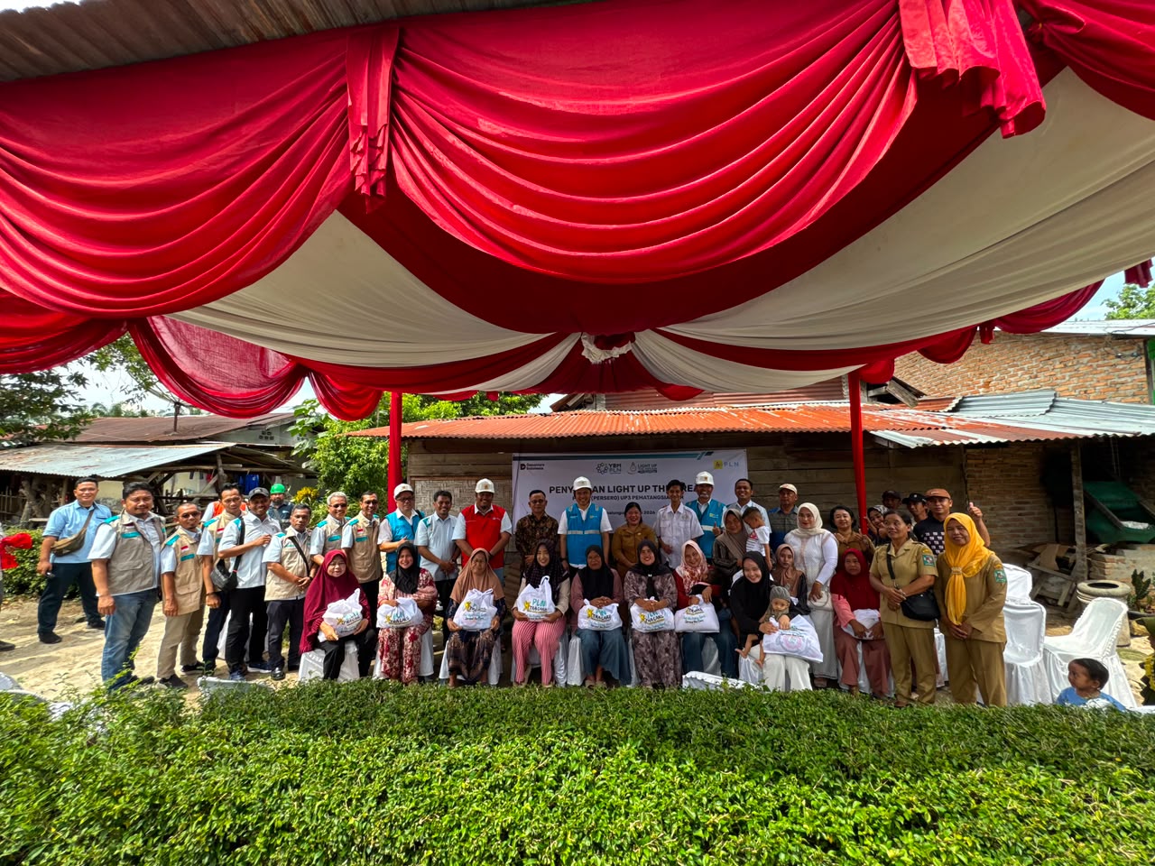 PLN UP3 Pematangsiantar Hadirkan Terang dan Kepedulian, GM PLN UID Sumut Nyalakan 13 Sambungan Listrik Gratis dan Salurkan Bantuan Xtra Care PLN UP3 Pematangsiantar Hadirkan Terang dan Kepedulian, GM PLN UID Sumut Nyalakan 13 Sambungan Listrik Gratis dan Salurkan Bantuan Xtra Care