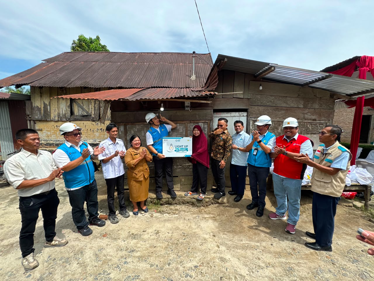 PLN UP3 Pematangsiantar Hadirkan Terang dan Kepedulian, GM PLN UID Sumut Nyalakan 13 Sambungan Listrik Gratis dan Salurkan Bantuan Xtra Care PLN UP3 Pematangsiantar Hadirkan Terang dan Kepedulian, GM PLN UID Sumut Nyalakan 13 Sambungan Listrik Gratis dan Salurkan Bantuan Xtra Care