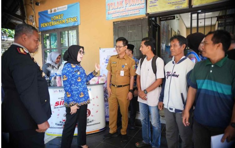 Bupati Ayu Asalasiyah Tinjau Kantor Samsat Way Kanan