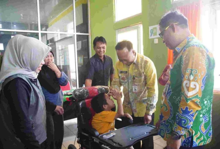 Pemkab Way Kanan Salurkan Bantuan Sosial ATENSI bagi Penyandang Disabilitas dan Kelompok Rentan Pemkab Way Kanan Salurkan Bantuan Sosial ATENSI bagi Penyandang Disabilitas dan Kelompok Rentan