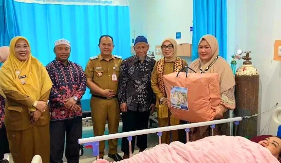 Harganas ke-33, Bupati Ayu Kunjungi RSHK Baradatu Jenguk Pasien Peserta MOW HARGANAS ke-33, Bupati Ayu Asalasiyah Gaungkan “Ayah Wajib Hadir” untuk Wujudkan Generasi Unggul Way Kanan