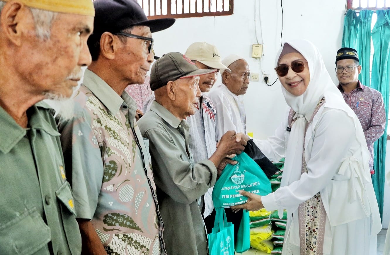 Bulan Ramadhan Penuh Berkah, TP PKK dan DWP Kabupaten Simalungun Berbagi Sembako Bulan Ramadhan Penuh Berkah, TP PKK dan DWP Kabupaten Simalungun Berbagi Sembako