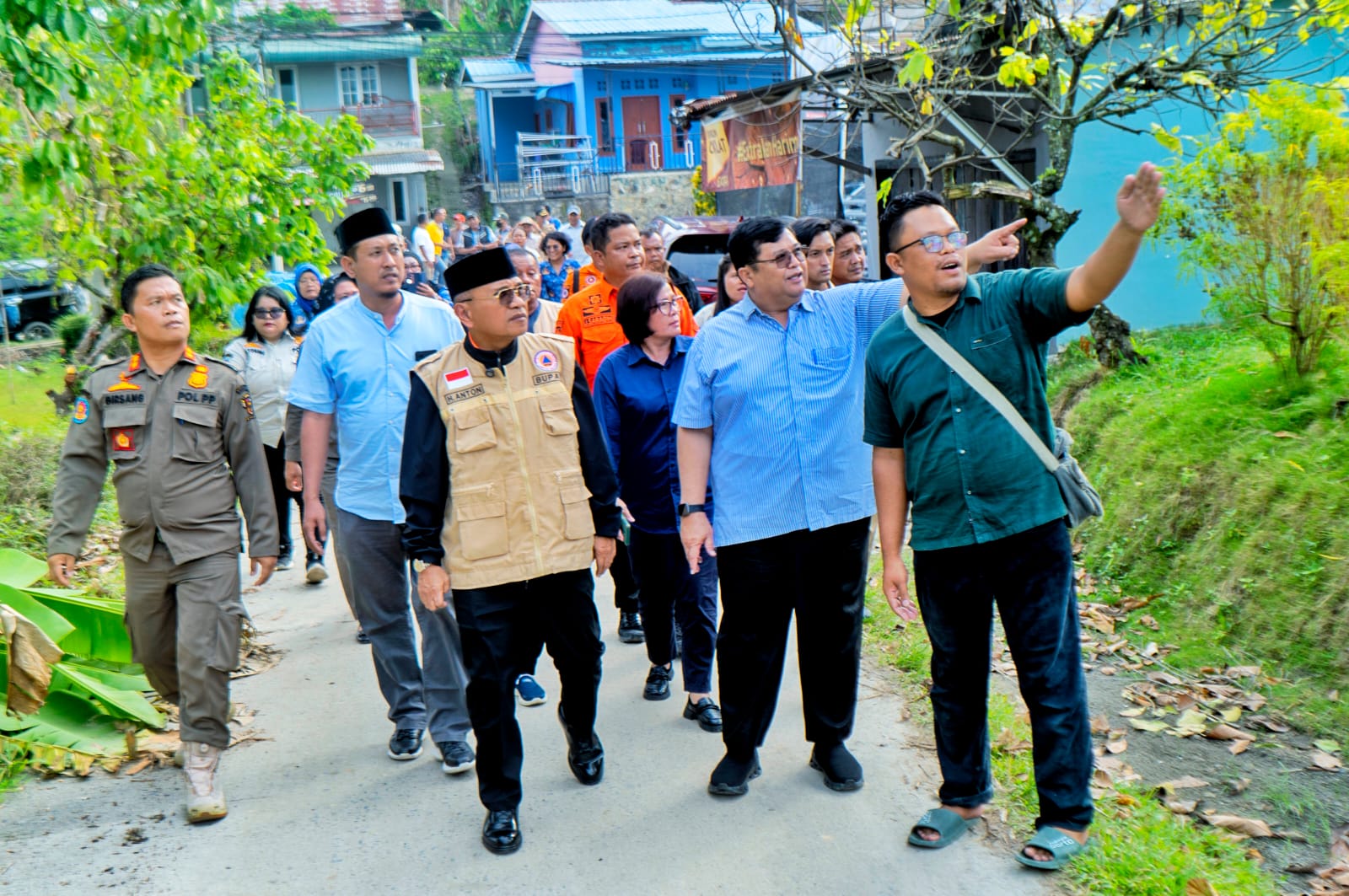 Tinjau Lokasi Bencana Angin Puting Beliung di Kecamatan Gunung Maligas: Bupati Simalungun Salurkan Bantuan Tinjau Lokasi Bencana Angin Puting Beliung di Kecamatan Gunung Maligas: Bupati Simalungun Salurkan Bantuan
