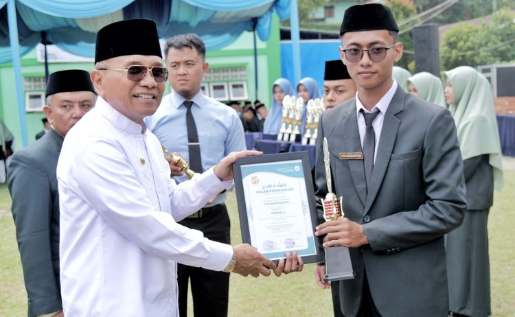 Hadiri Wisuda Santri Ponpes Modern Al-Kautsar, Bupati Simalungun Dorong Lahirnya Generasi Masa Depan Cerdas Secara Intelektual