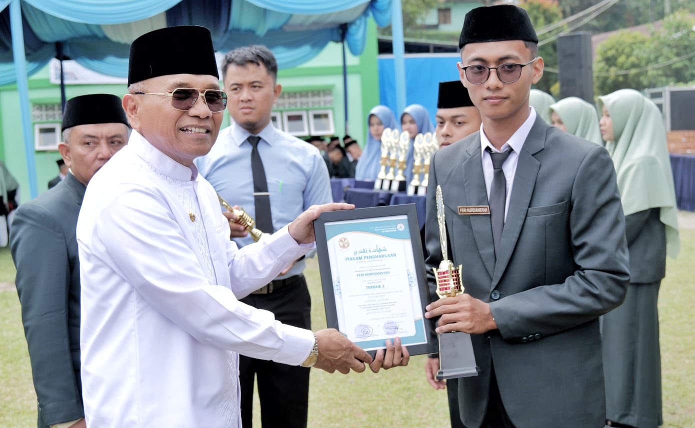 Hadiri Wisuda Santri Ponpes Modern Al-Kautsar, Bupati Simalungun Dorong Lahirnya Generasi Masa Depan Cerdas Secara Intelektual Hadiri Wisuda Santri Ponpes Modern Al-Kautsar, Bupati Simalungun Dorong Lahirnya Generasi Masa Depan Cerdas Secara Intelektual
