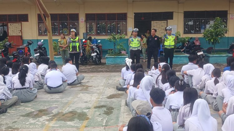 Sat Lantas Polres Pematangsiantar Berikan Imbauan dan Dikmas Lantas di SMK/SMA Swasta YP Pelita Sat Lantas Polres Pematangsiantar Berikan Imbauan dan Dikmas Lantas di SMK/SMA Swasta YP Pelita