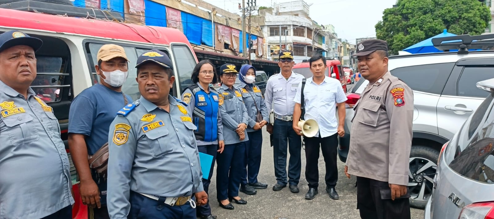 Polsek Siantar Barat Penertiban Parkir dan Bongkar Muat Barang di Badan Jalan Merdeka Pasar Horas