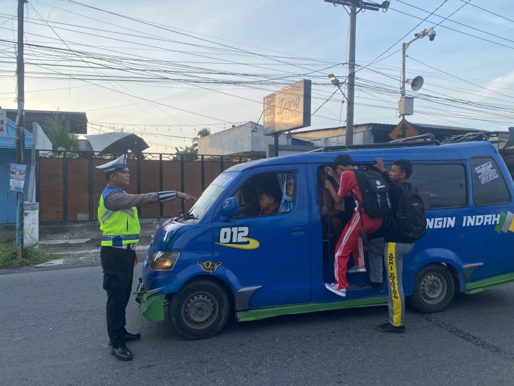 Sat Lantas Polres Pematangsiantar Kembali Berikan Binluh dan Dikmas Lantas kepada Supir Angkutan Umum Sat Lantas Polres Pematangsiantar Kembali Berikan Binluh dan Dikmas Lantas kepada Supir Angkutan Umum
