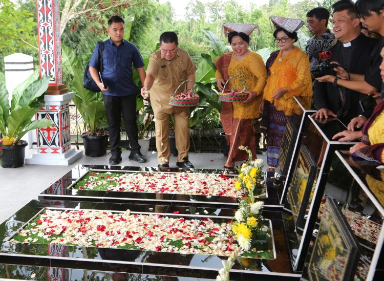 Wali Kota Pematangsiantar Hadiri Peresmian Renovasi Makam Tokoh Simalungun dr. Djasamen Saragih Sumbayak Wali Kota Pematangsiantar Hadiri Peresmian Renovasi Makam Tokoh Simalungun dr. Djasamen Saragih Sumbayak