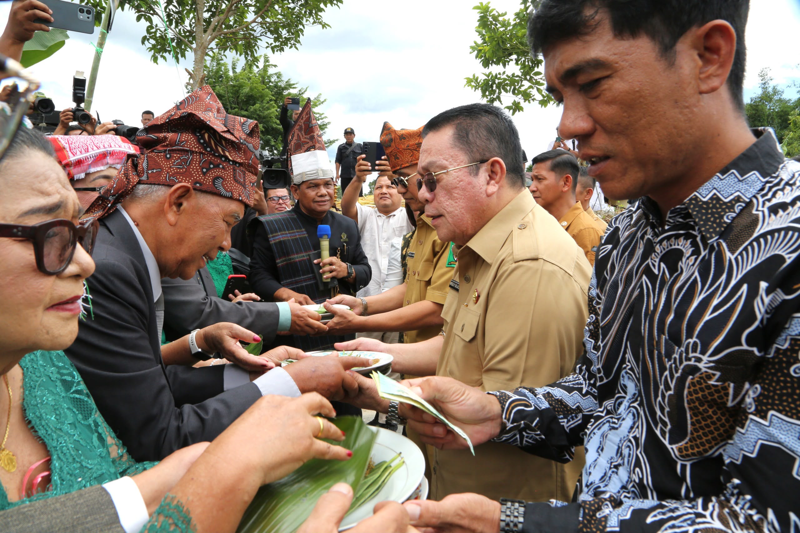 Wali Kota Pematangsiantar Menghadiri Peresmian Renovasi Makam Tokoh Simalungun dr. Djasamen Saragih Sumbayak di Aman Raya 