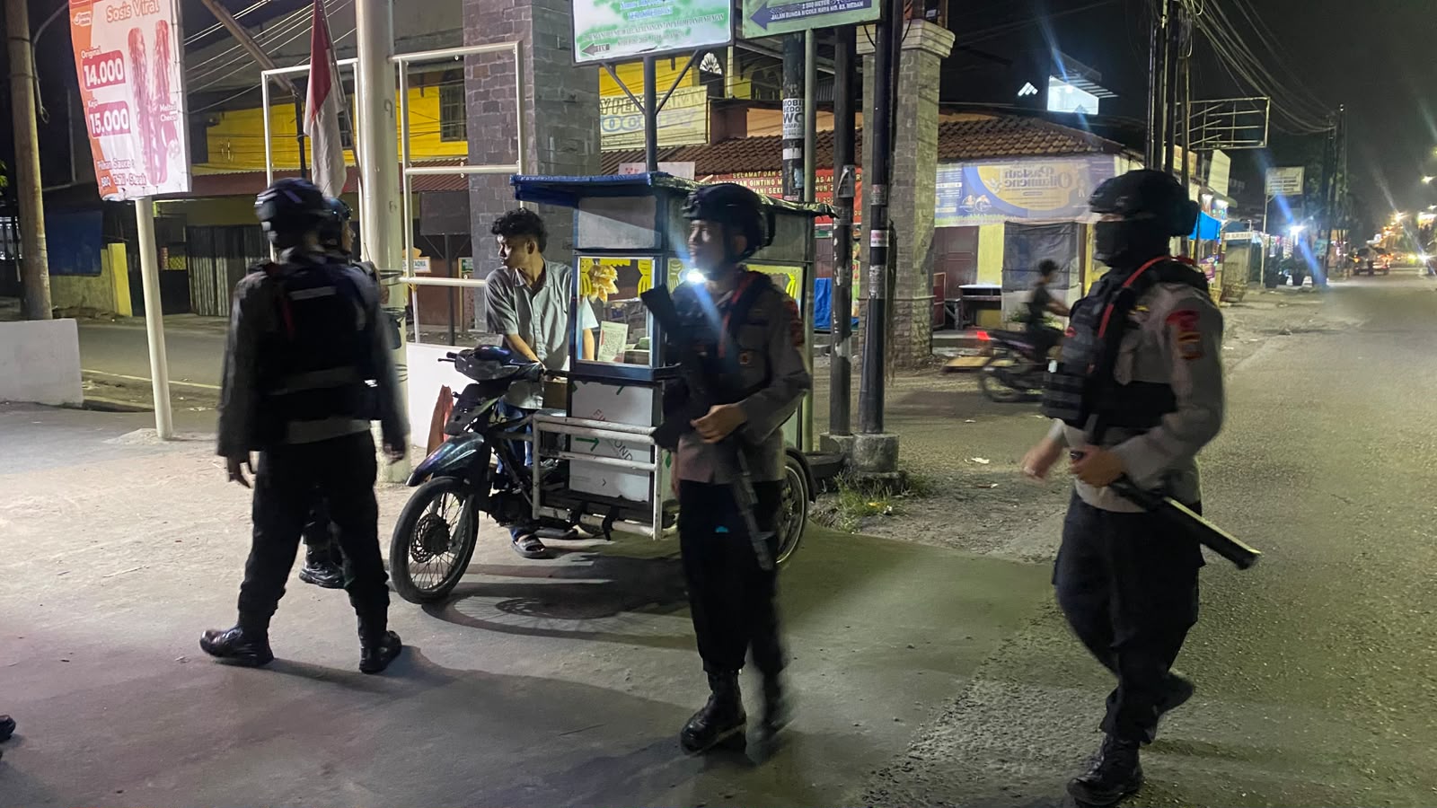 Brimob Sumut Hadir Menjaga Malam Kota Medan, Patroli Humanis Berujung Aksi Cepat Bantu Warga Brimob Sumut Hadir Menjaga Malam Kota Medan, Patroli Humanis Berujung Aksi Cepat Bantu Warga