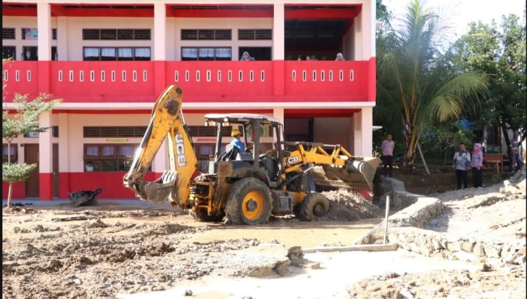 Pemkab Simalungun Terus Bergerak Pulihkan Fasilitas Umum di Serbelawan Pasca Banjir Pemkab Simalungun Terus Bergerak Pulihkan Fasilitas Umum di Serbelawan Pasca Banjir