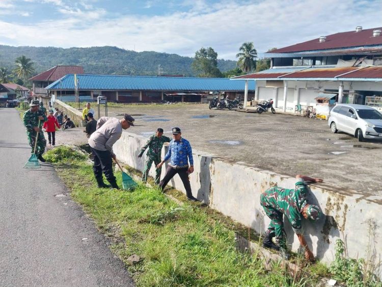 Camat Kerajaan Pimpin Gotong-royong Membersihkan Kota Sukaramai Dalam Rangka Menyambut HUT RI Camat Kerajaan Pimpin Gotong-royong Membersihkan Kota Sukaramai Dalam Rangka Menyambut HUT RI
