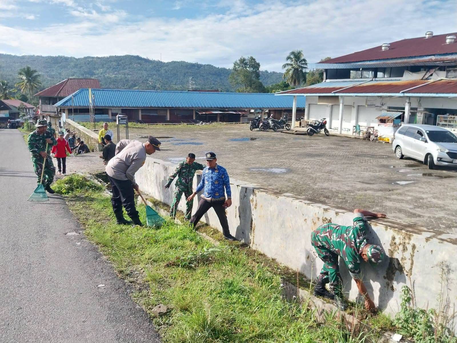 Camat Kerajaan Pimpin Gotong-royong Membersihkan Kota Sukaramai Dalam Rangka Menyambut HUT RI Camat Kerajaan Pimpin Gotong-royong Membersihkan Kota Sukaramai Dalam Rangka Menyambut HUT RI