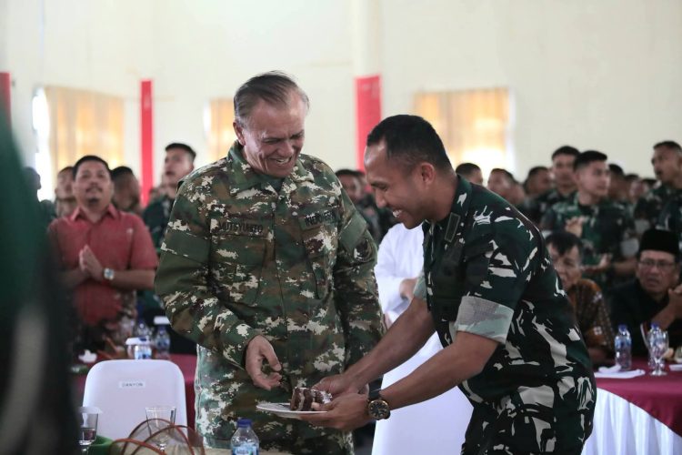Batalyon Infanteri TP 906/SLG Melaksanakan Ramah Tamah Dan Syukuran Ulang Tahun ke-I Batalyon Yang Berbasis di Pakpak Bharat Batalyon Infanteri TP 906/SLG Melaksanakan Ramah Tamah Dan Syukuran Ulang Tahun ke-I Batalyon Yang Berbasis di Pakpak Bharat