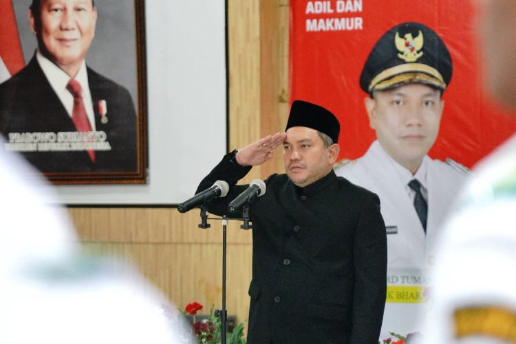 Bupati Franc Bernhard Tumanggor Kukuhkan 20 Personil Pasukan Pengibar Bendera Pusaka Tingkat Kabupaten Pakpak Bharat