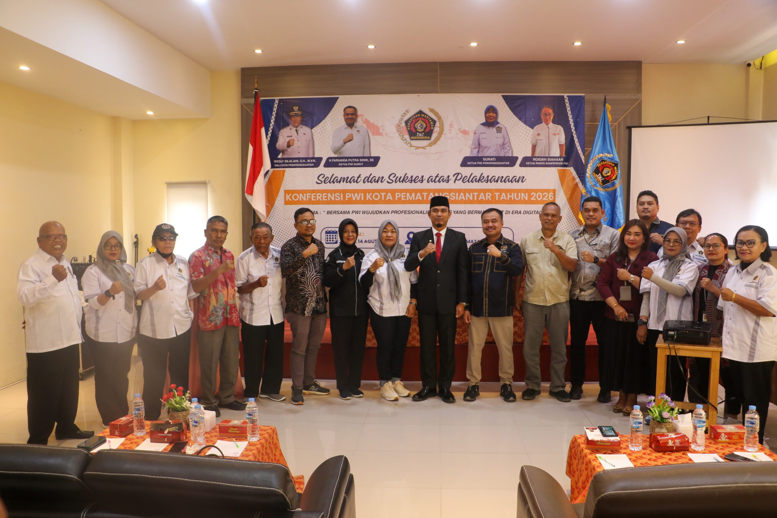Wali Kota Wesly Silalahi SH MKn diwakili Asisten Perekonomian dan Pembangunan Hadiri Pembukaan Konferensi VIII PWI Kota Pematangsiantar Tahun 2026