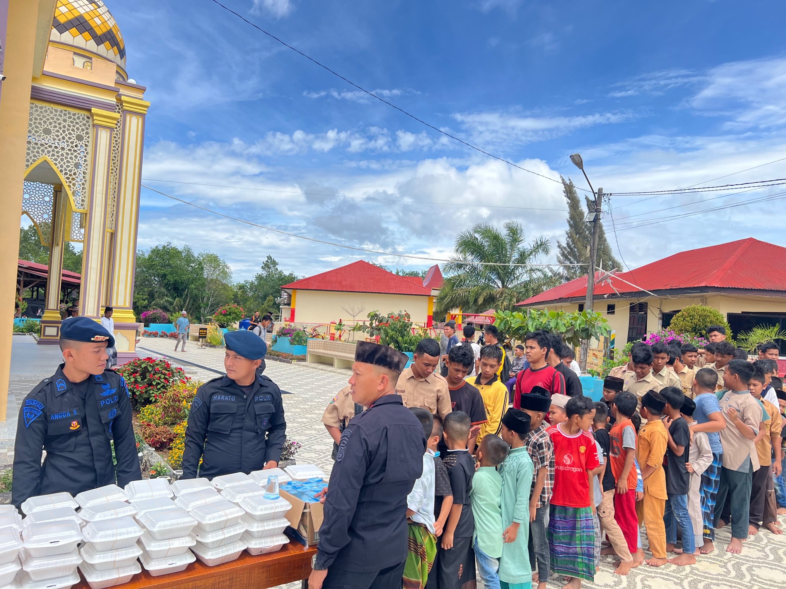 Hadirkan Senyum dan Kehangatan, Batalyon C Pelopor Salurkan 210 Nasi Kotak dan Santunan untuk Ratusan Anak Yatim di Sipirok Hadirkan Senyum dan Kehangatan, Batalyon C Pelopor Salurkan 210 Nasi Kotak dan Santunan untuk Ratusan Anak Yatim di Sipirok
