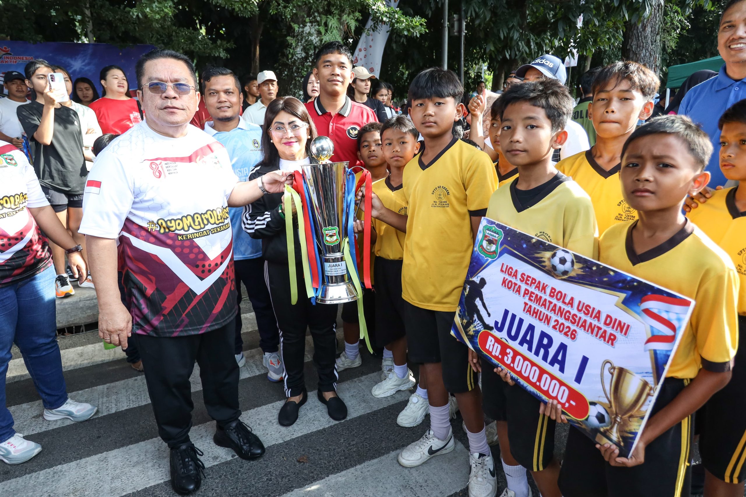 Wali Kota Pematangsiantar Serahkan Hadiah Kepada Pemenang Fun Run Merah Putih dan Pekan Olahraga Merah Putih di Arena CFD