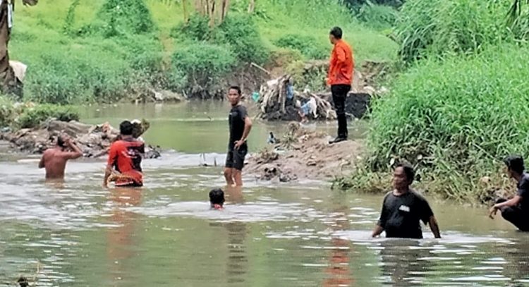 BPBD Simalungun Gerak Cepat Bantu Tim Gabungan Pencarian Anak Hanyut di Sungai Tanjung Pinggir Konsep Otomatis