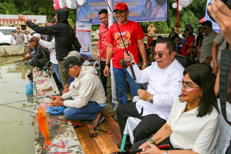 Wali Kota Pematangsiantar Didampingi Ketua TP PKK Kota Pematangsiantar Ikuti Mancing Bareng Dalam Rangka HUT ke-81 Kemerdekaan RI