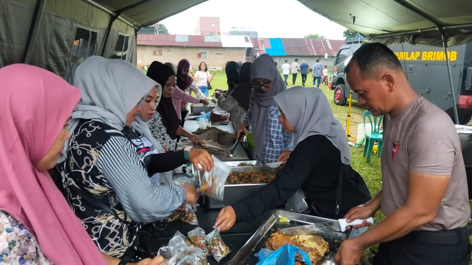 Satuan Brimob Polda Sumut Salurkan 1.000 Porsi Makanan untuk Warga Terdampak Puting Beliung di Medan Johor