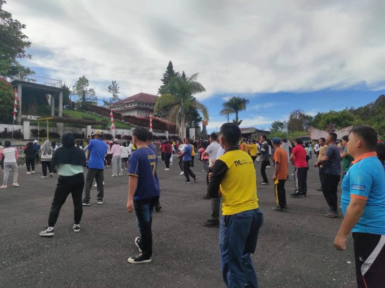 Aparatur Pemerintah Kabupaten Pakpak Melaksanakan Senam Sehat Dan Apel Bersama