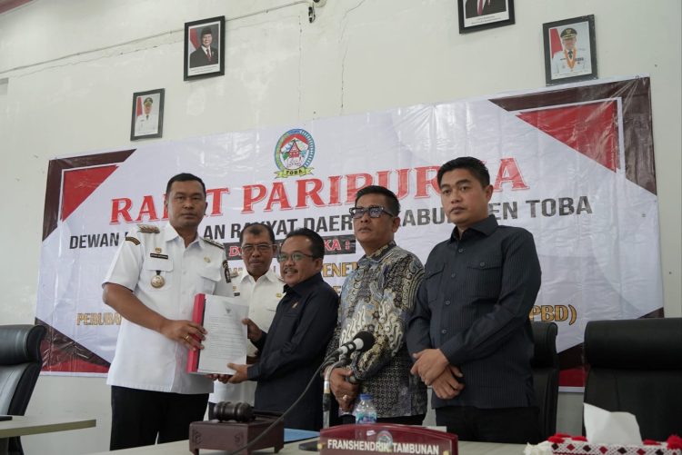 Bupati Toba Sampaikan Nota Pengantar P-APBD 2026 Bupati Toba Sampaikan Nota Pengantar P-APBD 2026