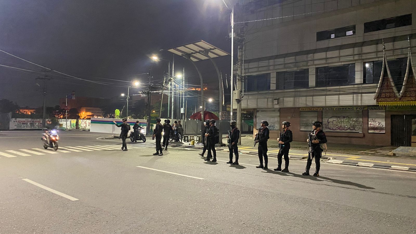 Brimob Polda Sumut dan Polrestabes Medan Patroli Tengah Malam, Sisir Sejumlah Ruas Jalan Antisipasi Gangguan Kamtibmas