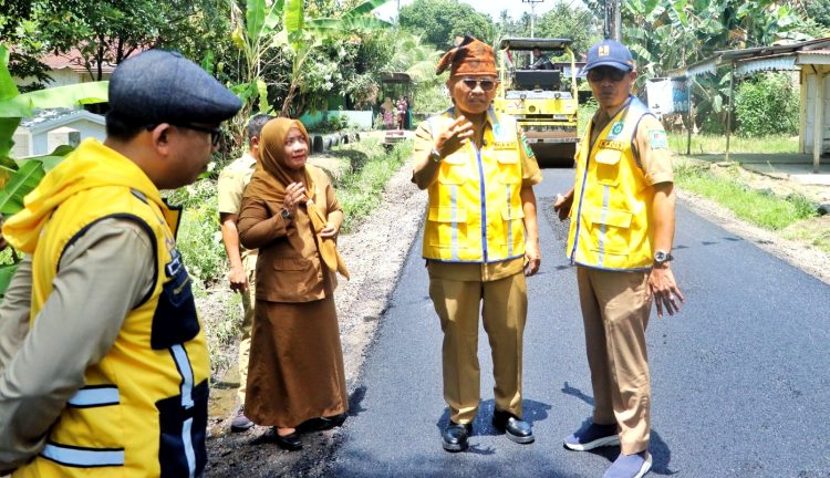 Bupati Simalungun Tinjau Pengaspalan Ruas di Kecamatan Gunung Maligas, Pastikan Infrastruktur Berkualitas Bupati Simalungun Tinjau Pengaspalan Ruas di Kecamatan Gunung Maligas, Pastikan Infrastruktur Berkualitas