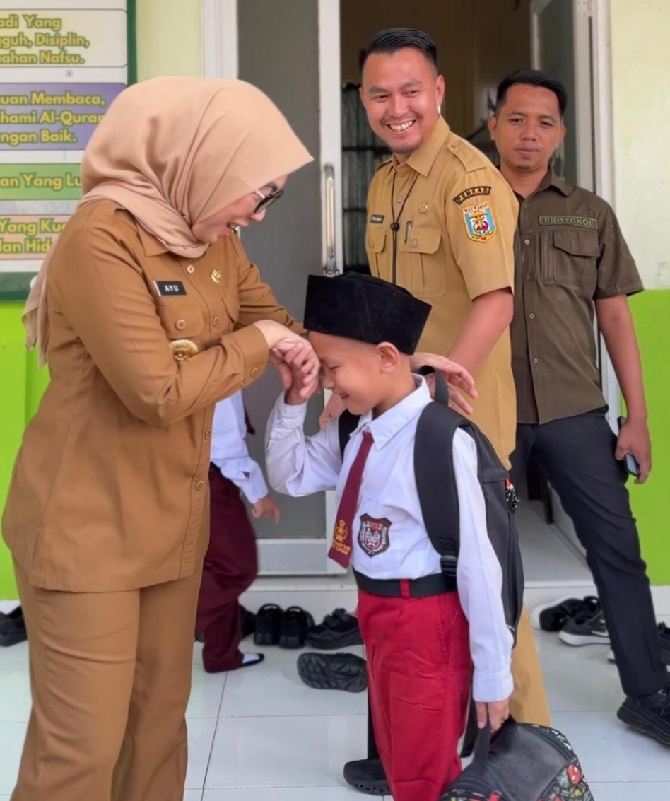 Bupati Way Kanan Tinjau Pelaksanaan Gerakan Ayah Mengantar Anak Sekolah