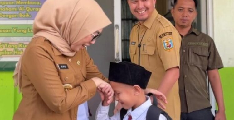 Bupati Ayu Tinjau GAMAS di Hari Pertama Sekolah Bupati Ayu Tinjau GAMAS di Hari Pertama Sekolah