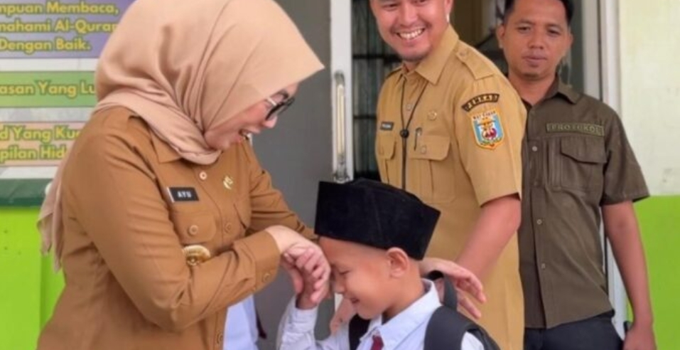 Bupati Ayu Tinjau GAMAS di Hari Pertama Sekolah Bupati Ayu Tinjau GAMAS di Hari Pertama Sekolah