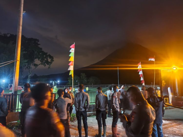 Di Tengah Kesiapsiagaan Sinabung, Brimob Hadir Mendengar Cerita dan Menemani Warga Tanah Karo