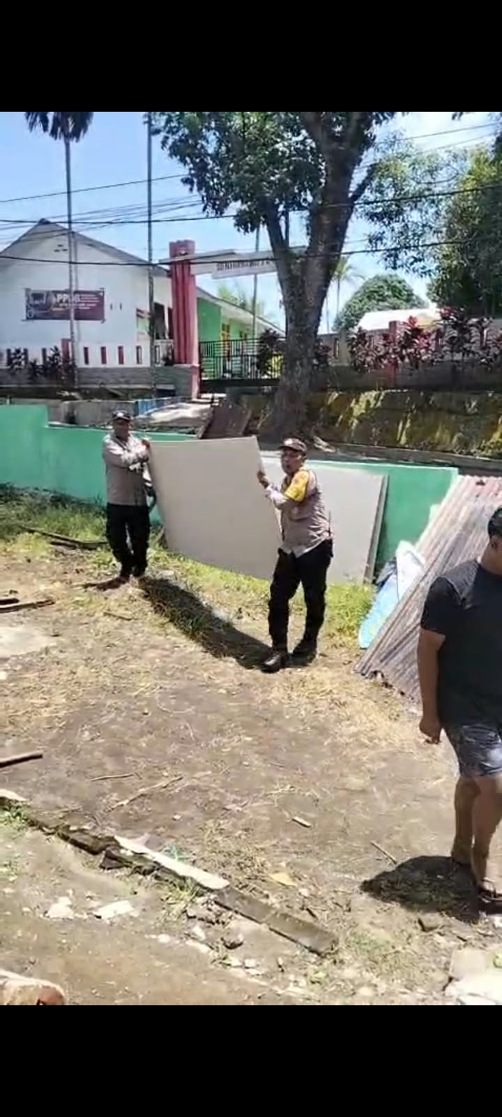 Polsek Siantar Barat Gotong Royong Membantu Warga Korban Angin Kencang di Jalan Singosari