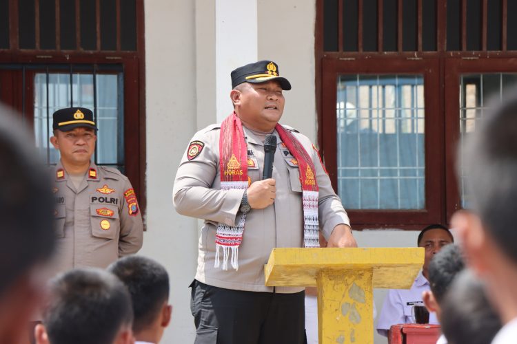 Kapolres Taput Kunker ke Muara, Sampaikan Pesan Kamtibmas di SMA Negeri 1 dan Berikan Bantuan Sosial Bagi Penyandang Disabilitas Dan Lansia