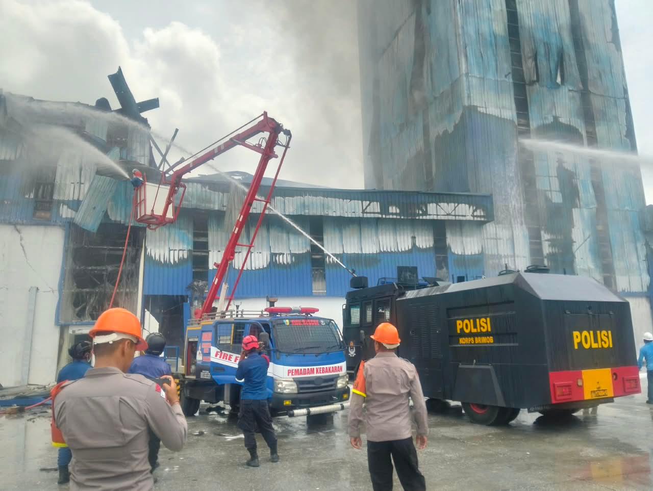 Sigap Bantu Pemadam Kebakaran, Brimob Polda Sumut Tangani Kebakaran di KEK Sei Mangkei