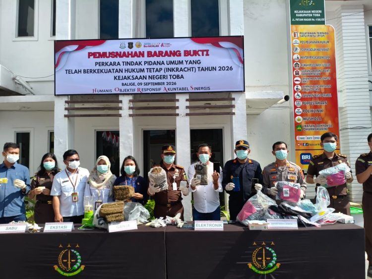 Kejaksaan Negeri Toba Laksanakan Pemusnahan Barang Bukti Dari 50 Perkara Yang Telah Inkracht Kejaksaan Negeri Toba Laksanakan Pemusnahan Barang Bukti Dari 50 Perkara Yang Telah Inkracht